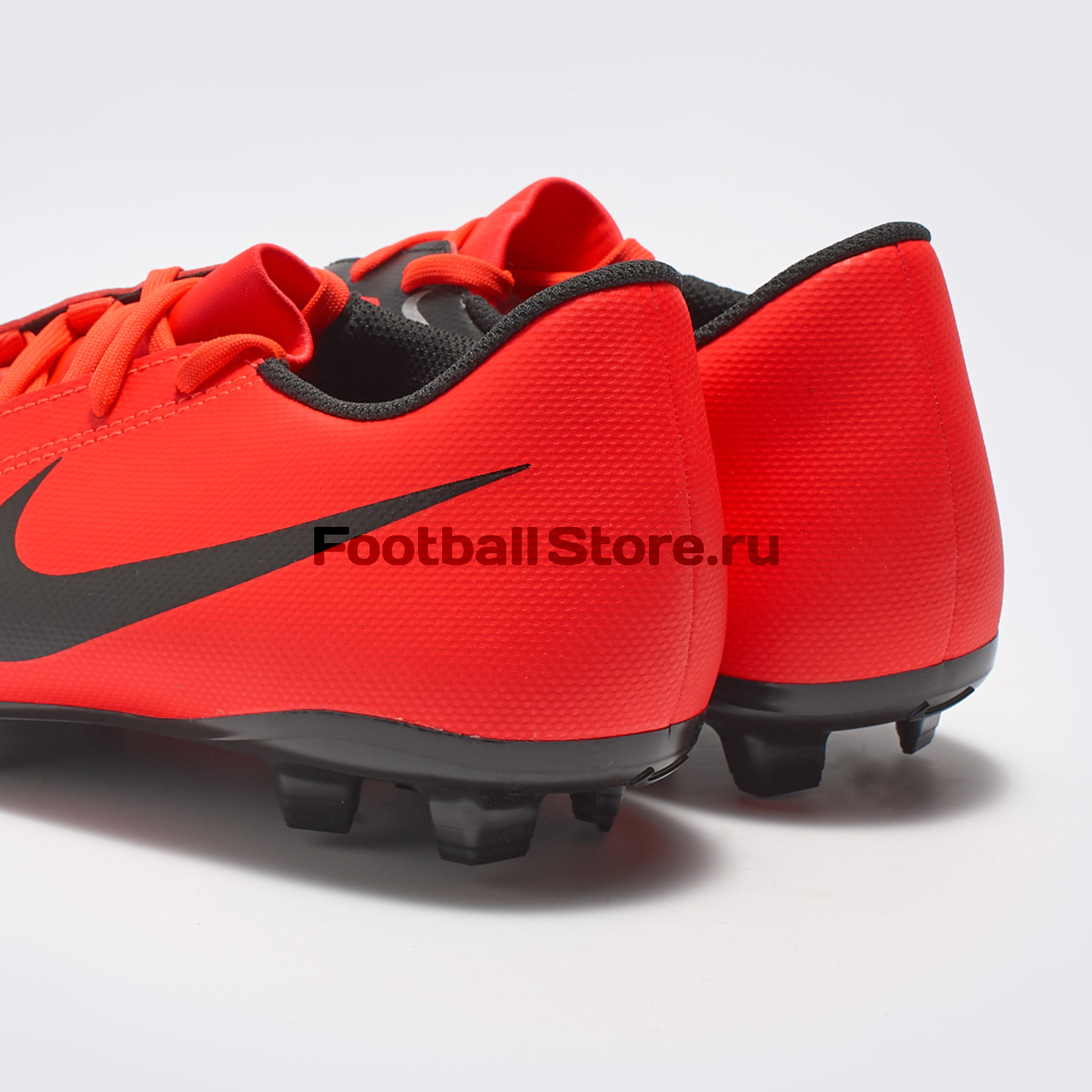 Бутсы Nike Phantom Venom Club FG AO0577-600