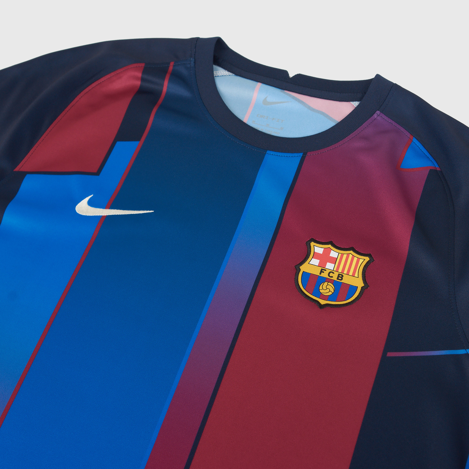 Футболка предыгровая Nike Barcelona сезон 2021/22