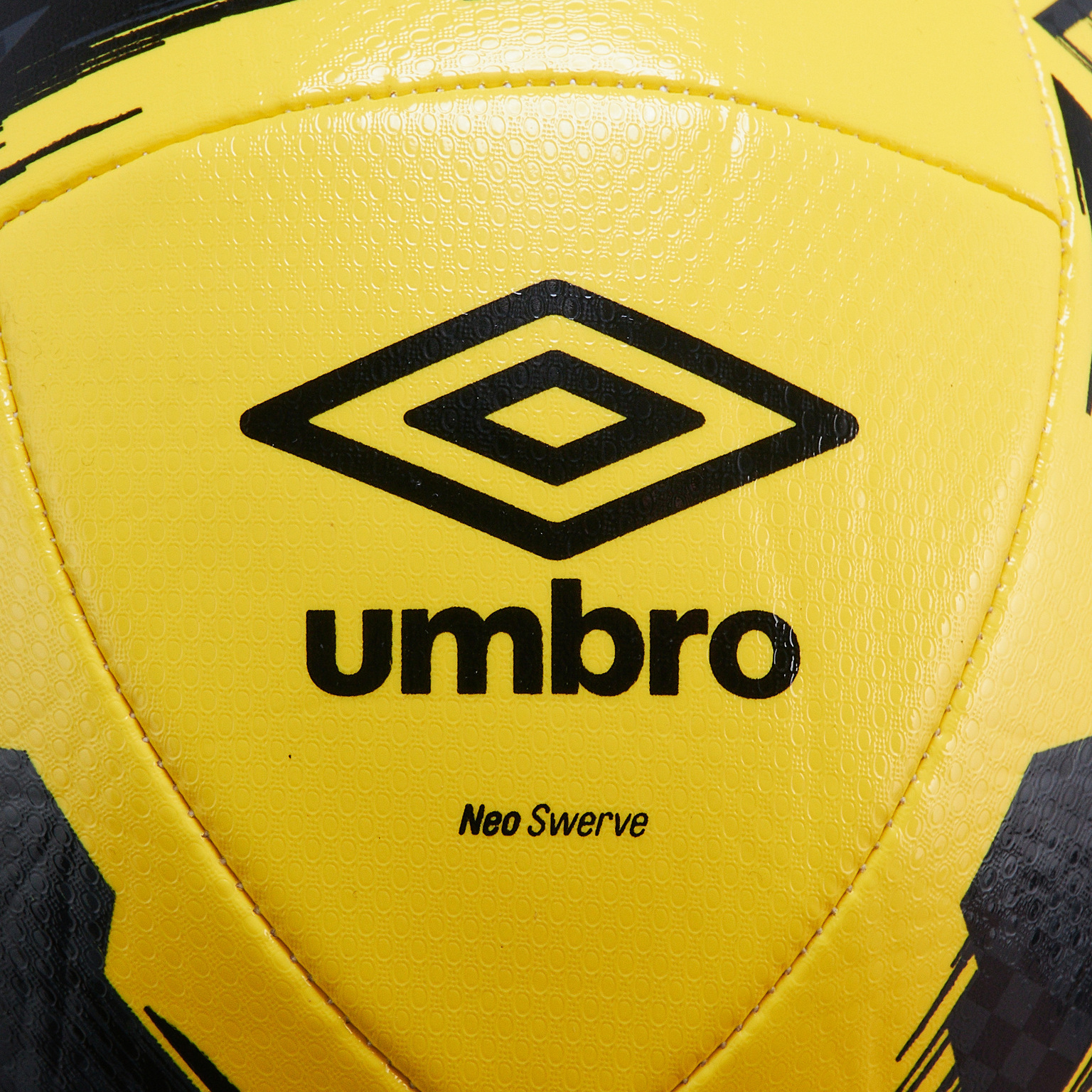 Футбольный мяч Umbro Neo Swerve 26485U-157