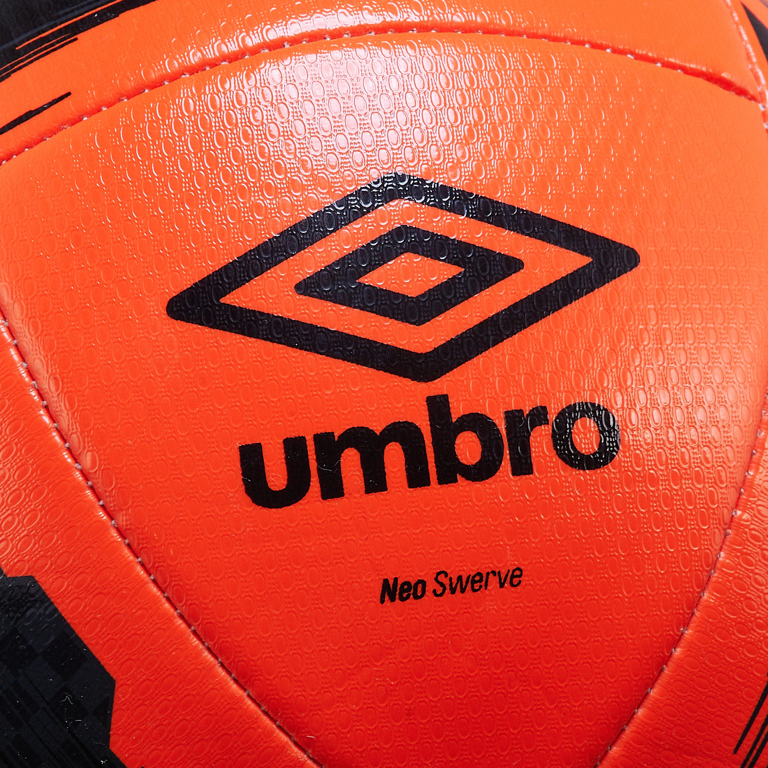 Футбольный мяч Umbro Neo Swerve 26485U-095