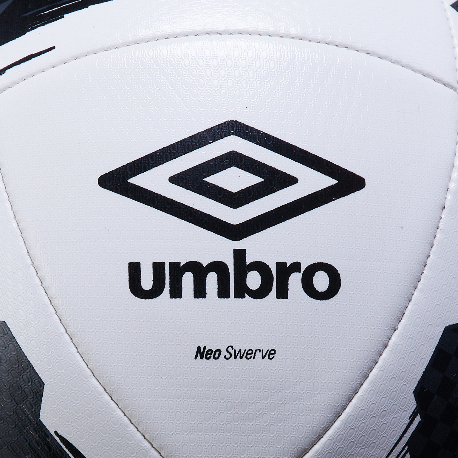 Футбольный мяч Umbro Neo Swerve 26485U-096