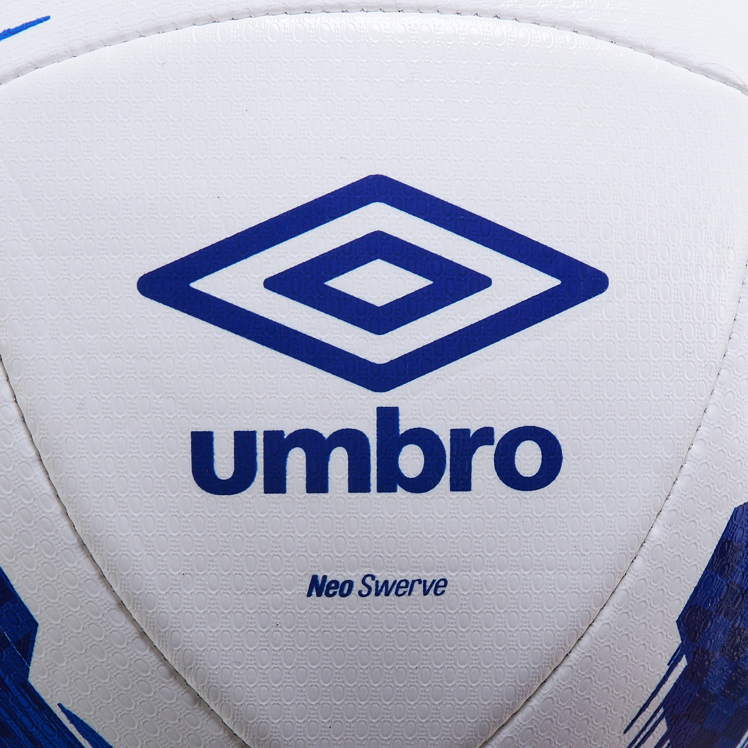 Футбольный мяч Umbro Neo Swerve 26485U-759