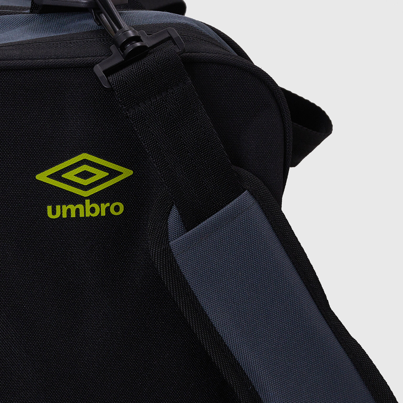 Сумка Umbro Pro Training 2.0 Medium Holdall 30806U-JP5